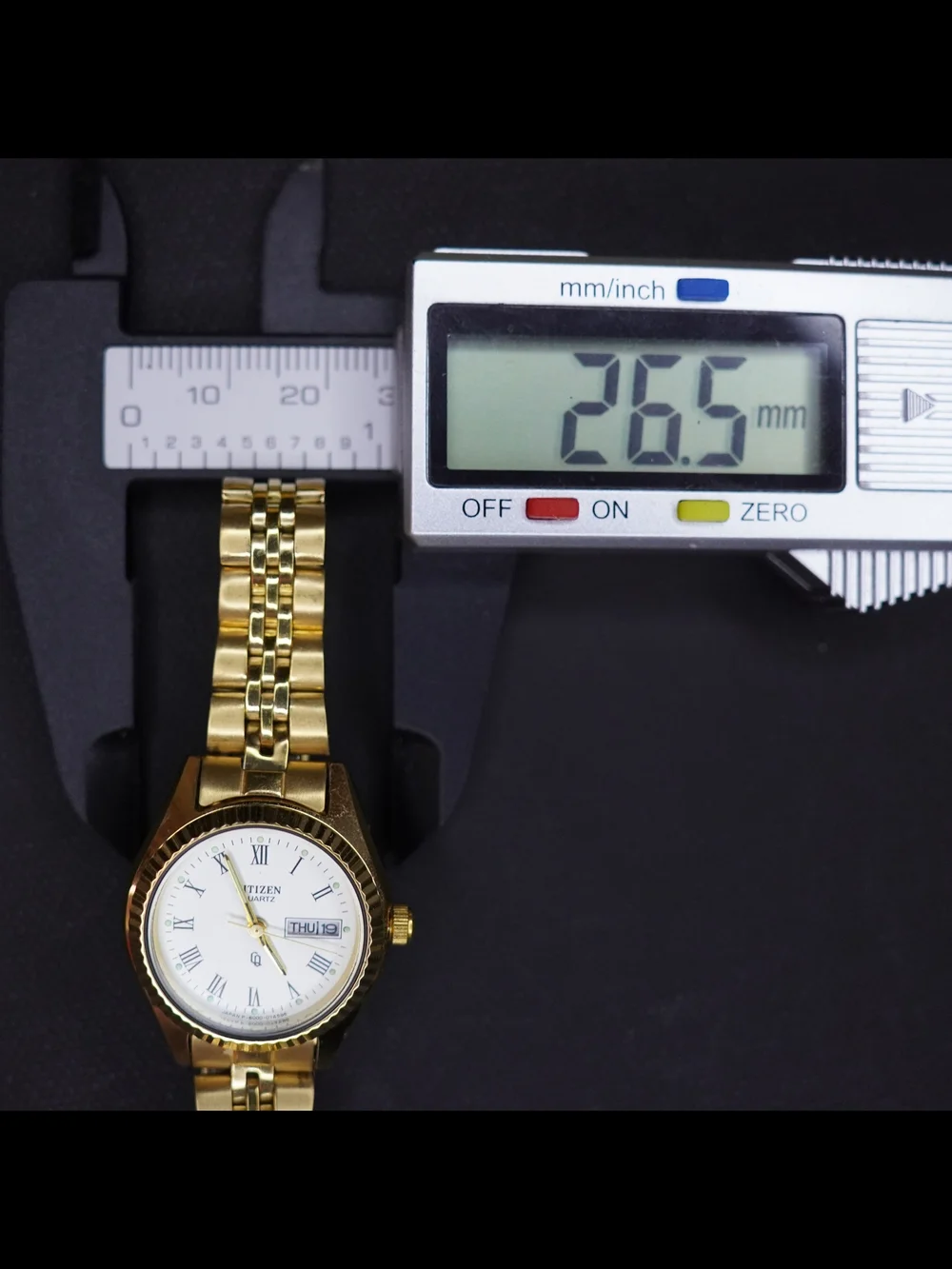 Vintage Citizen Quartz Day Date Gold Tone White Roman Dial Ladies Watch 6000-075